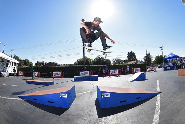 Marinela Skateboarding Demos - Kicklfip Boost