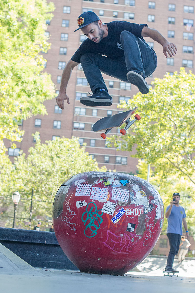 HiDefJoe Kickflip at LES Skatepark