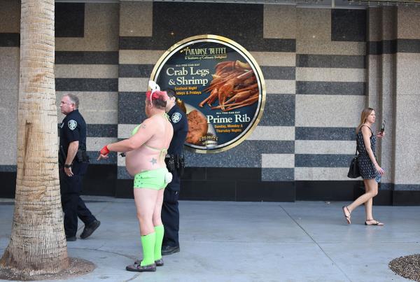 Boardr Boys Day Off in Vegas - Strange Things